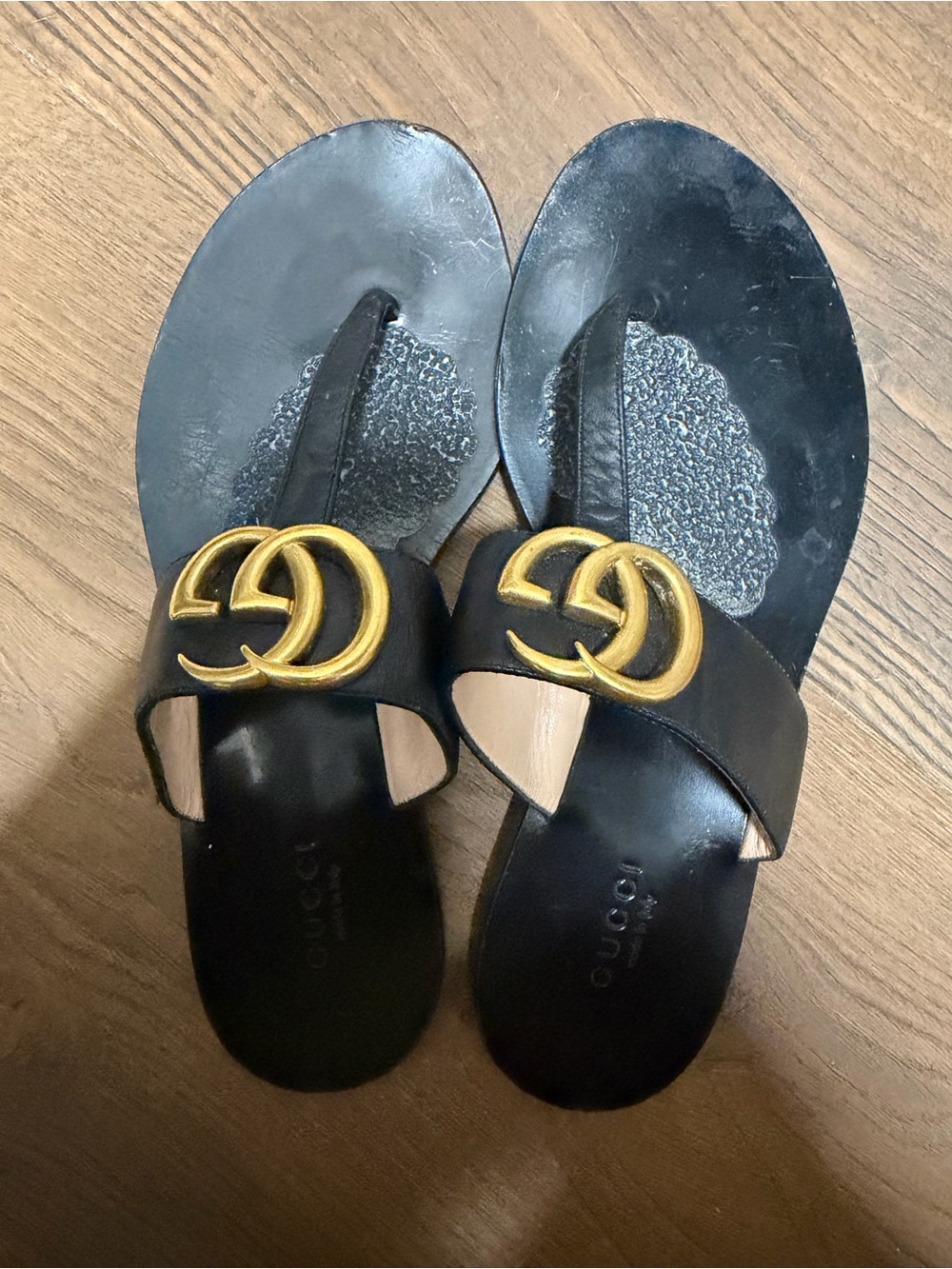 Gucci Black Leather Toe-Post Sandals with Gold Double G - Picture 3 of 3